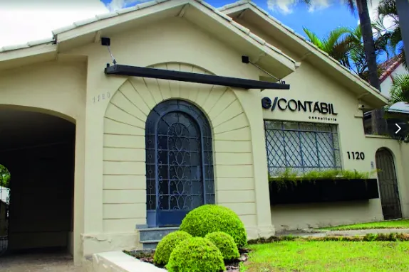Fachada da sede da E/Contábil Consultoria em Curitiba